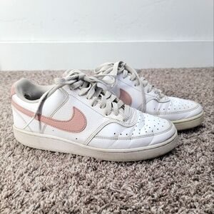 Nike • Women's Shoes Court visión 7.5